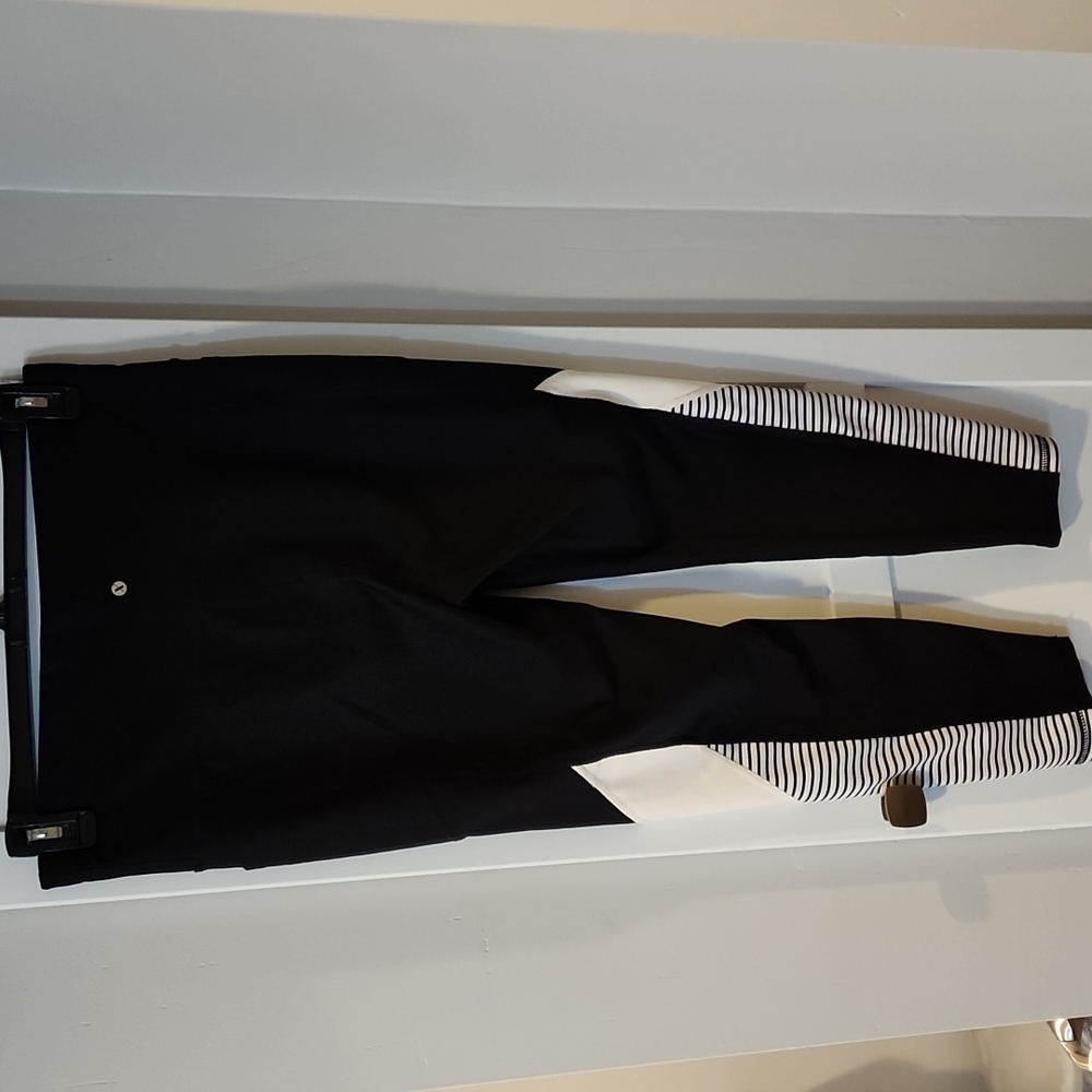 Xersion, 7/8 ankle legging. Black/white/stripes. L - Picture 2 of 6